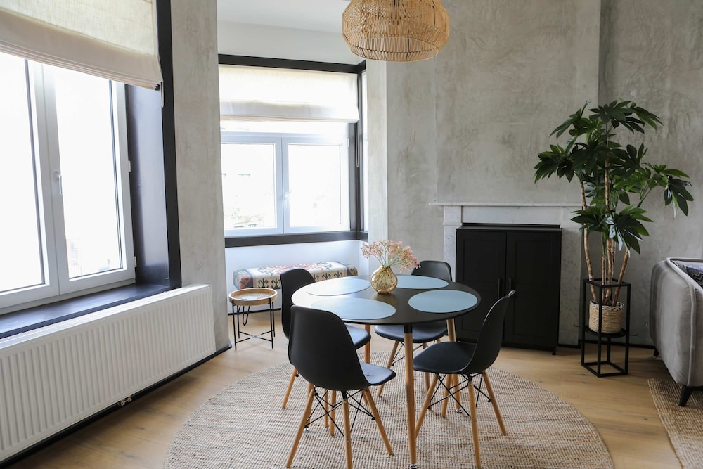 Kamiel -belle Epoque Apartment With Modern Comfort