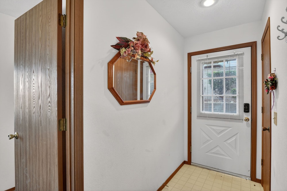 Scenic Getaway Quiet Spot 3 Miles To Landing 2 Bedroom Condo