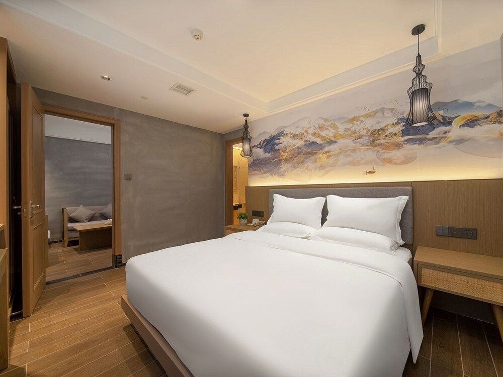 Trendy Romantic Hotel Guangzhou Panyu Qiaonan Aoyuan Plaza Branch - Free Deliver Service to Canton Fair Complex During Canton Fair Period