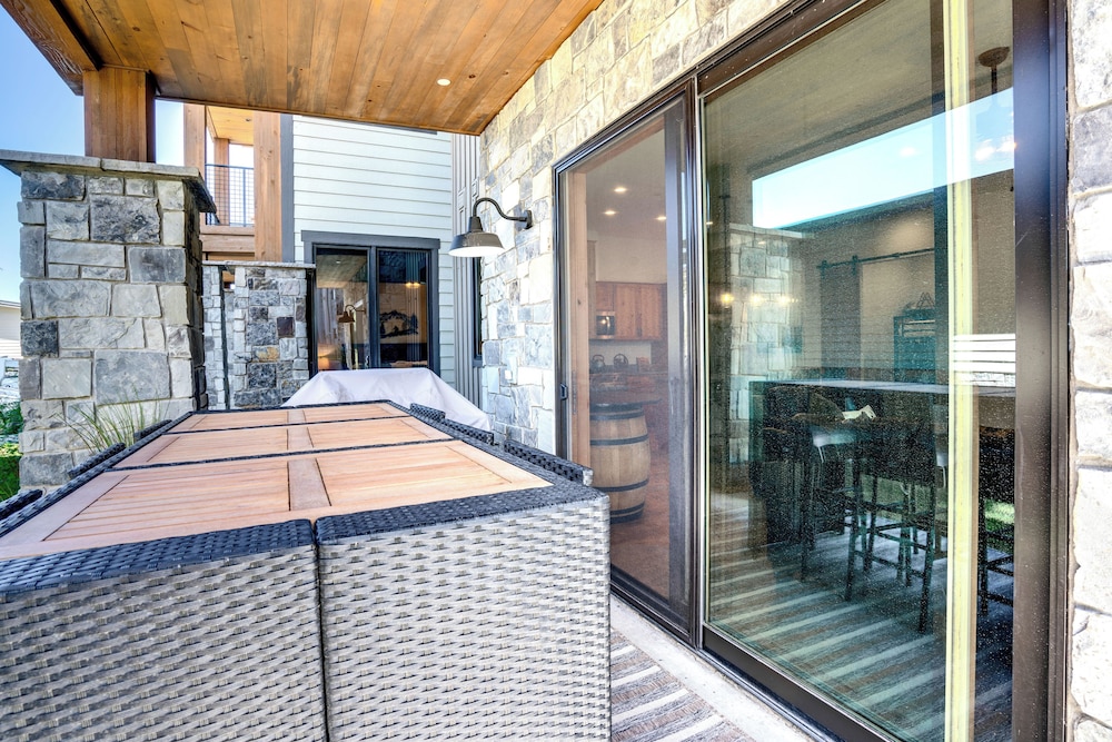 Modern Elk Creek Condo w/ Hot Tub & Heated Floors