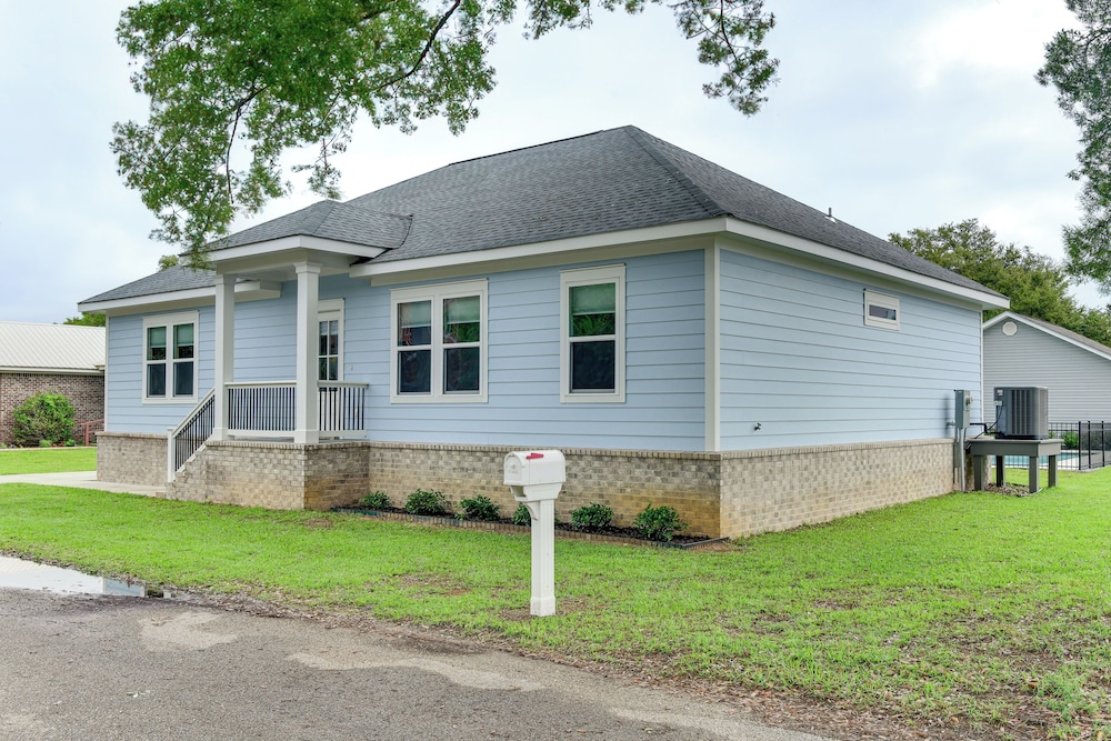 Walk to Beach & Harbor: Dtwn Pass Christian Home