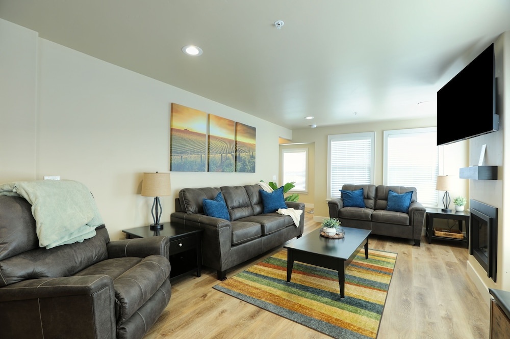 361 A Hinds 4 Bedroom Townhouse by RedAwning view 5