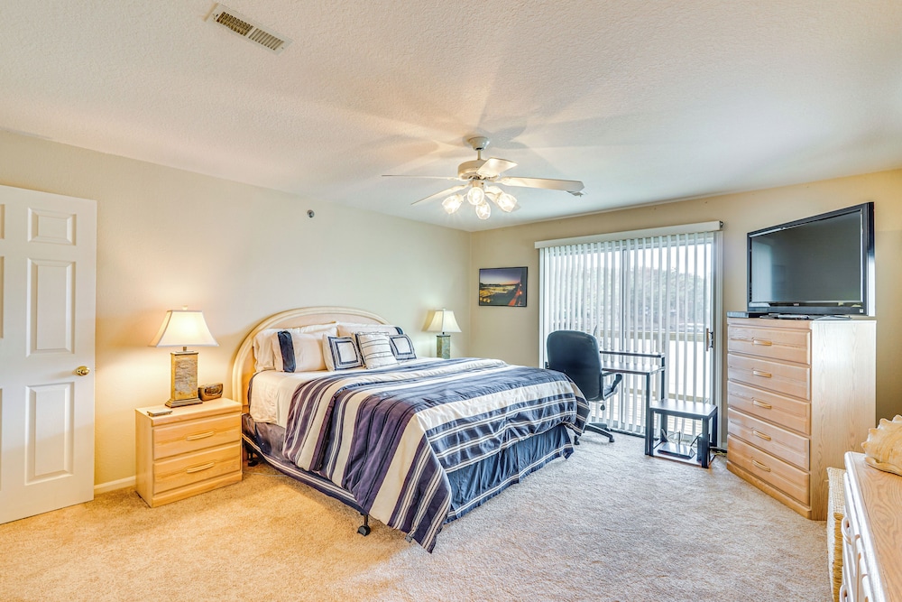 Lakefront Osage Beach Condo w/ Water-view Balcony!