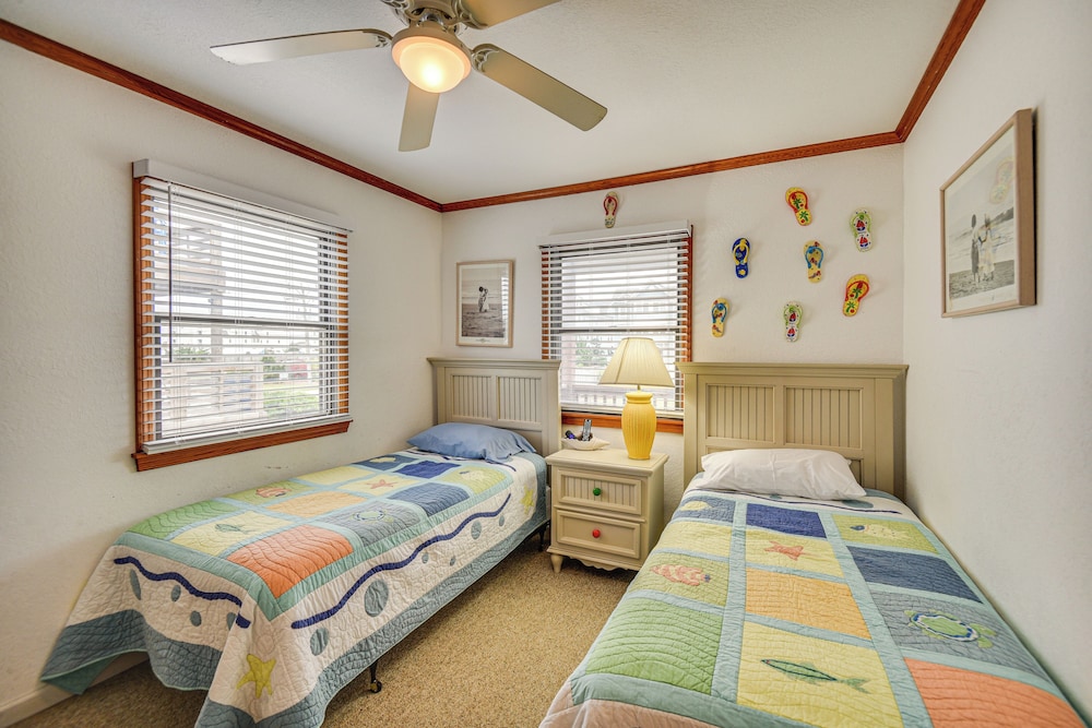 Walk to Beach + Restaurants: Outer Banks Retreat