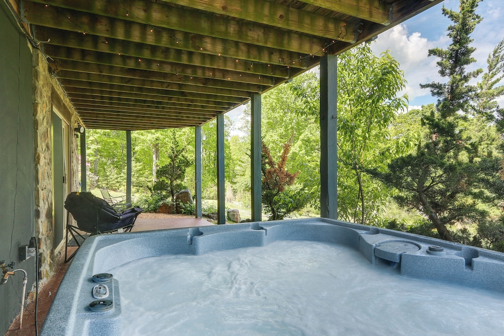 Hot Tub + Game Room: Peaceful Wardensville Cabin