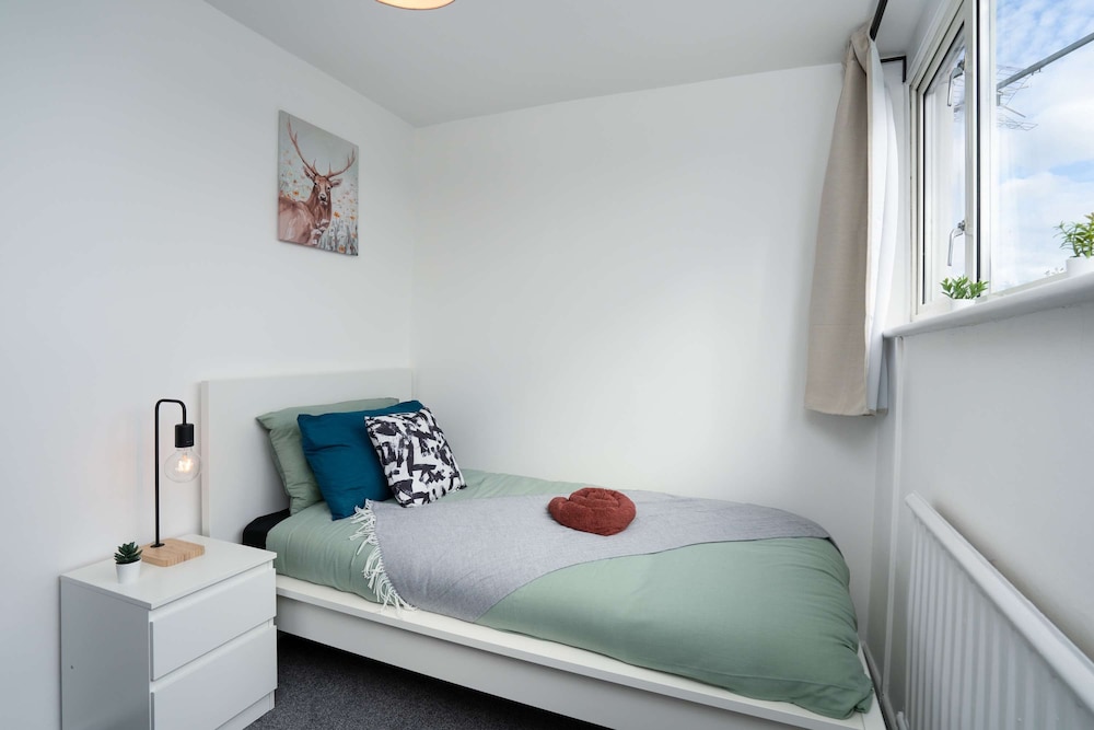 Spacious - 3 Bed - Free Parking