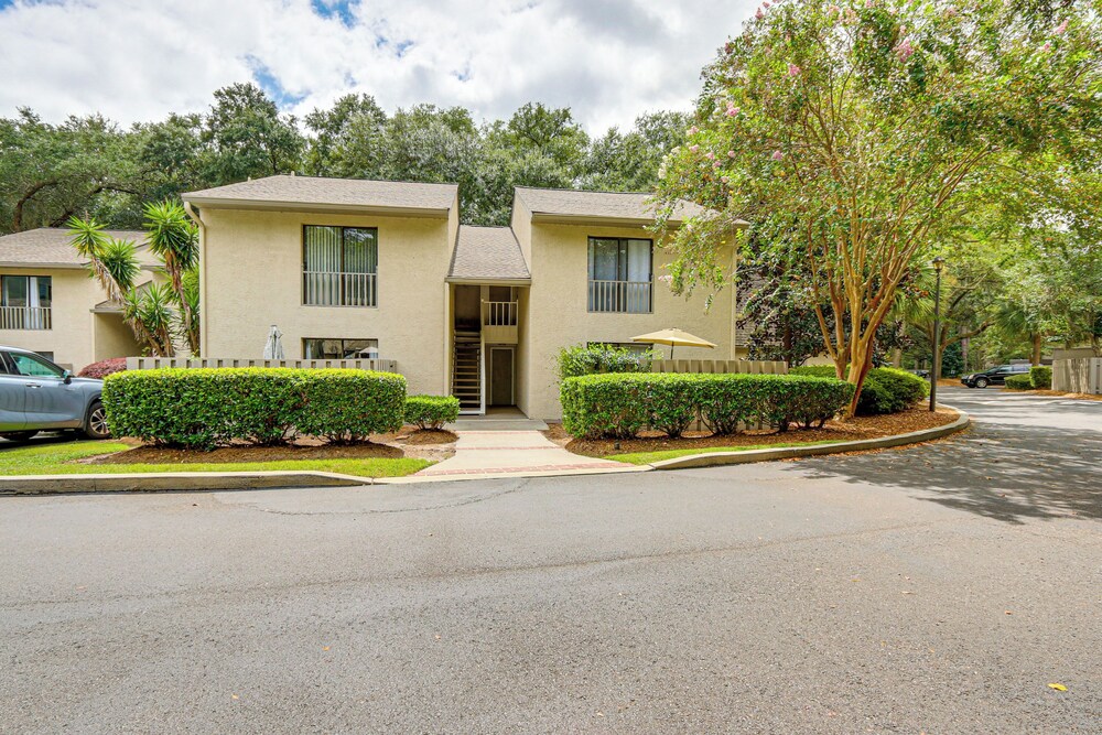 Walk to Folly Field Beach: Condo w/ Pool Access