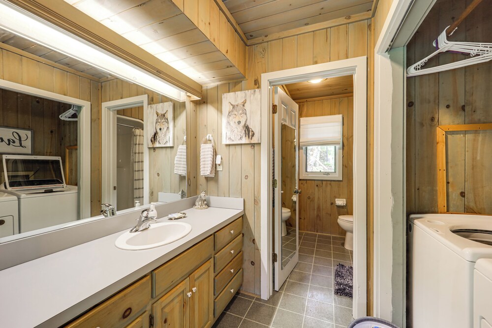 8 Mi to Ski Slopes! Hot Tub Haven in Seven Devils