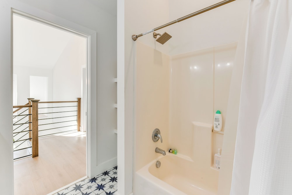 Pet-friendly Lake Norman Retreat w/ Deck & Grill