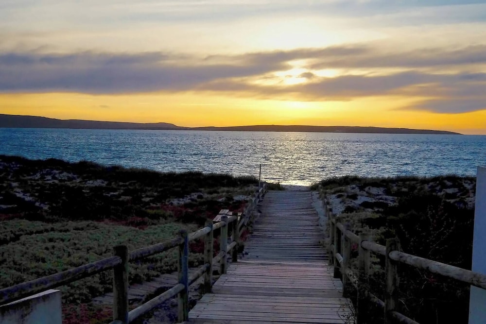 The Pelican - Stunning 3-bedroom Holiday Home in Langebaan