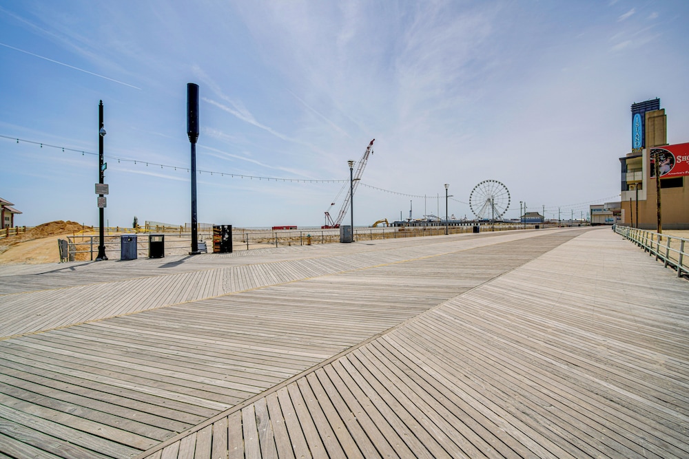 Walk to Casino: Condo w/ Balcony in Atlantic City!