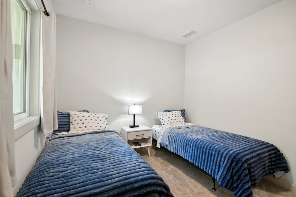 Brand New Cool Comfy Lawrence Retreat 3 Bedroom Duplex