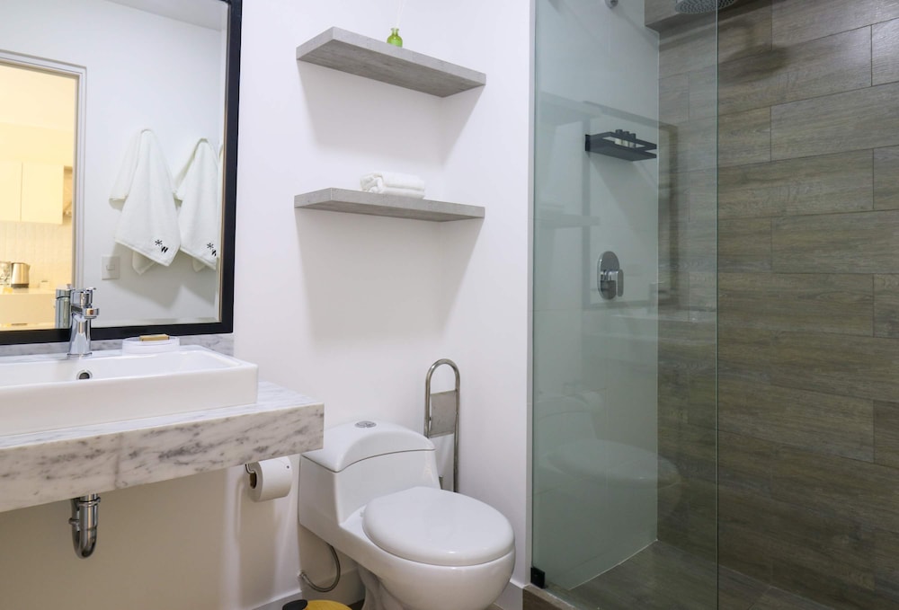 w Stylish 1BR w Balcony in Trendy Barranco