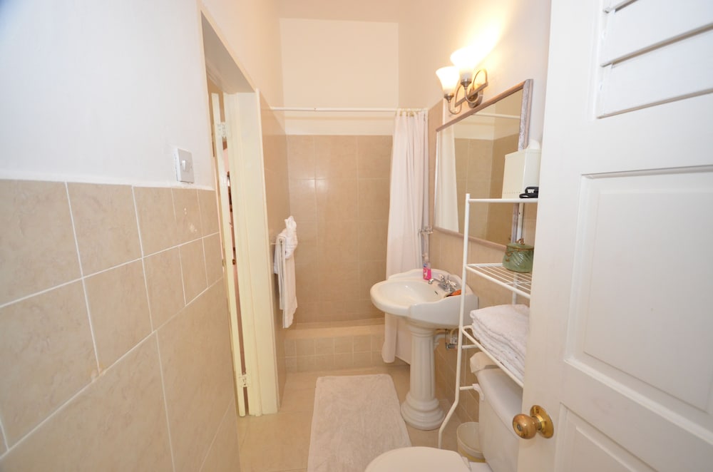 Summerhill, 8BR by Jamaican Treasures