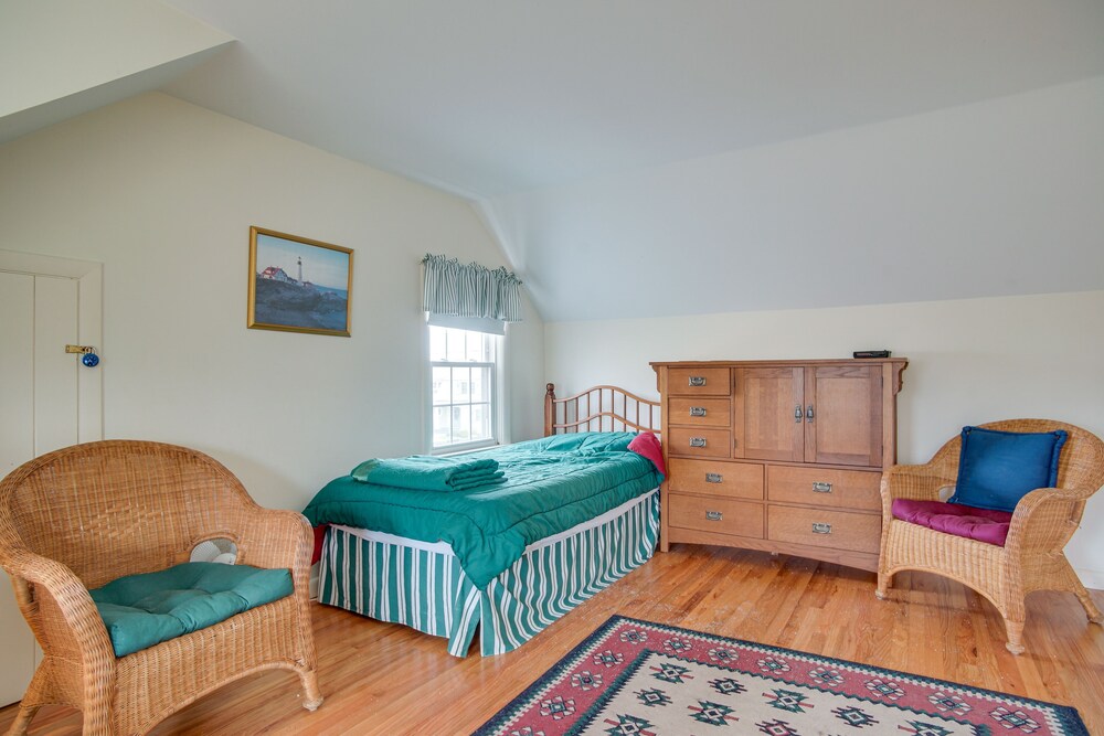 Walk to Beach: Chatham Getaway w/ Sunroom!