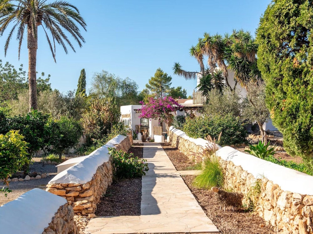 Traditional Villa With Garden