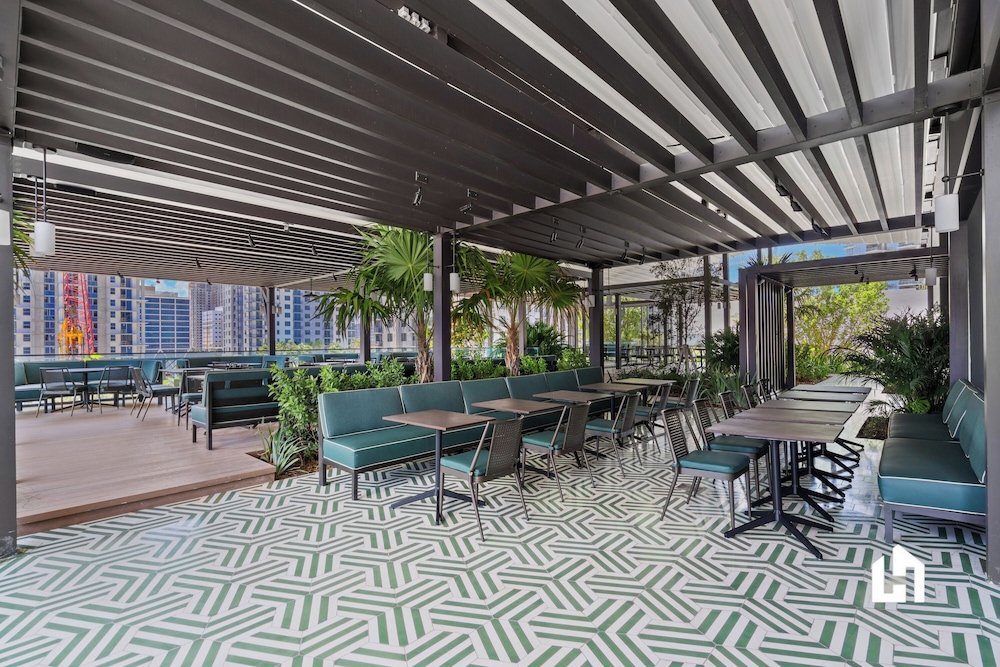 Stylish Apartments with Partial Ocean Views in Downtown