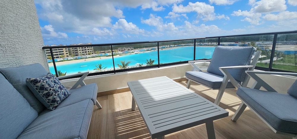 The Beach Spacious 2 Bedroom 2 Bath Apartment on top Floor With Stunning Views