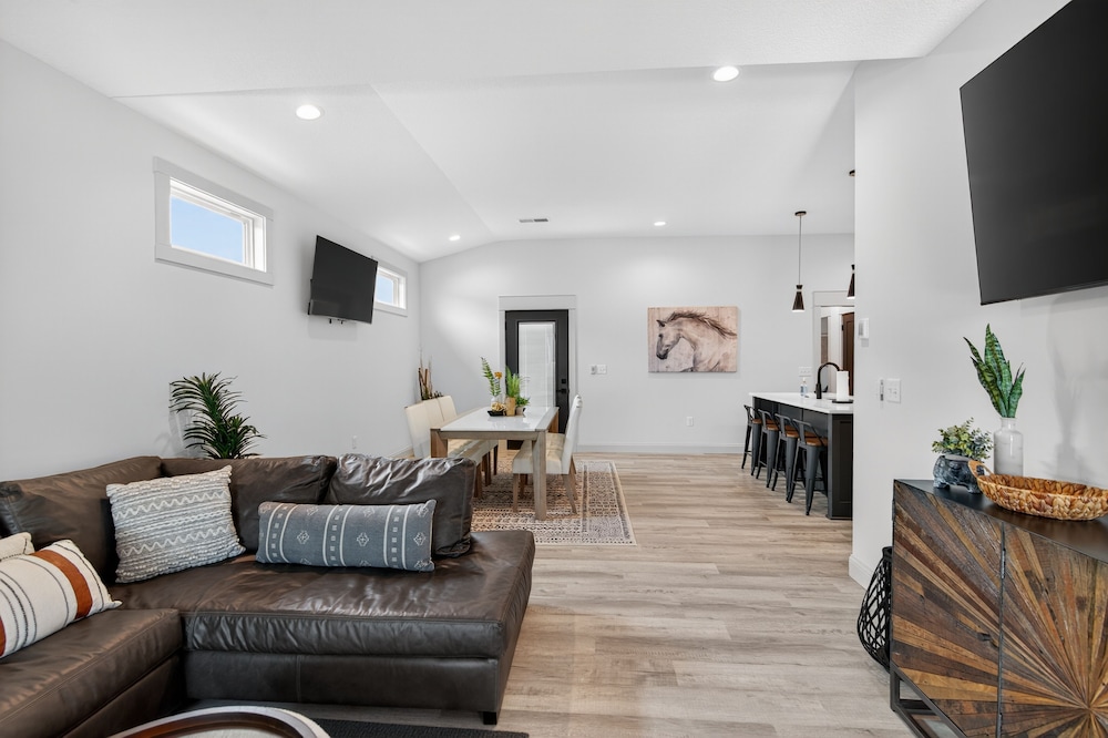 Plush & Roomy - Perfect For All Ages Near Ku & Kc 3 Bedroom Duplex