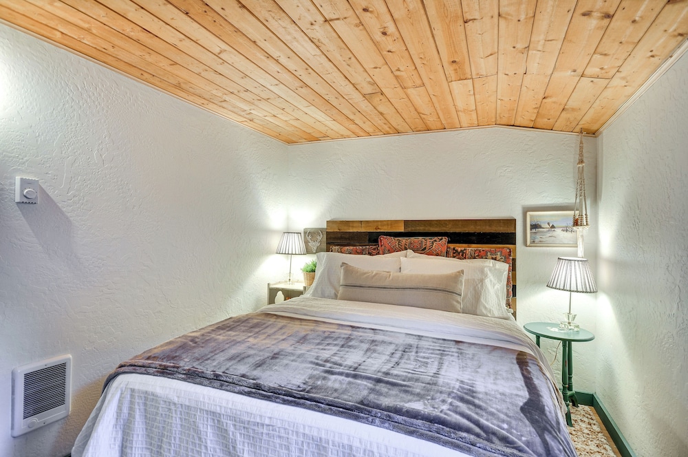 Hike, Ski & Explore: Rhododendron Forest Retreat!