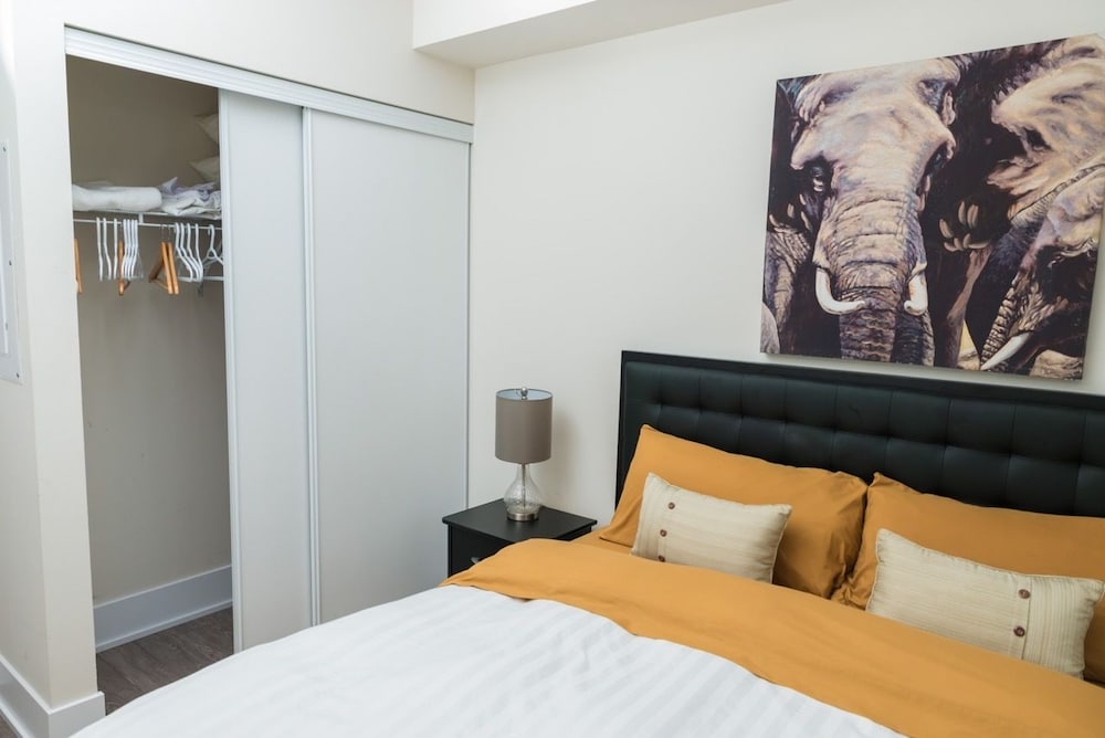 Sarkar Suites - CN Tower Rogers Centre - Image 5