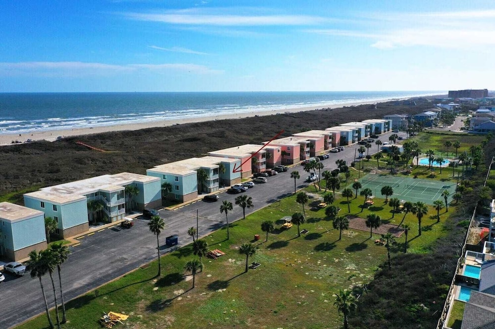 Sleeps 16 2 Beachfront Condos, Pool+pickleball+tennis Island Retreat Complex