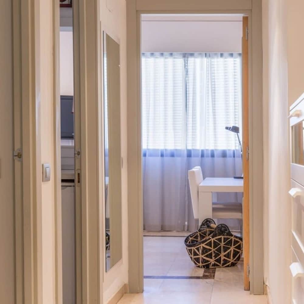 Engracia Square 1-bedroom Apartment in Chamber