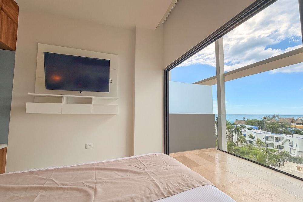LUX 1 BDR OCEAN VIEW 1 BLOCK TO BEACH