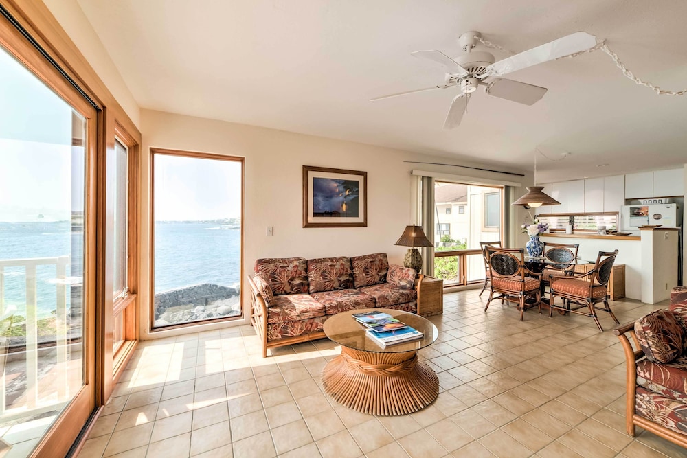 Oceanfront Kailua-kona Townhome w/ Pool & Views!