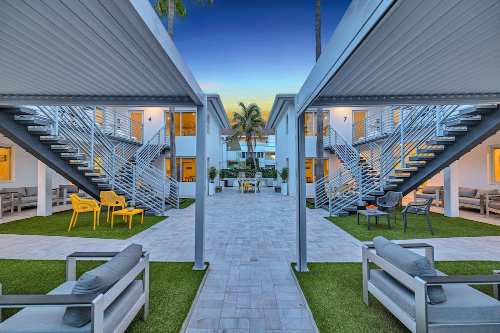 Beach Condo King Bed Lush Patio w BBQ Birch Key Seven