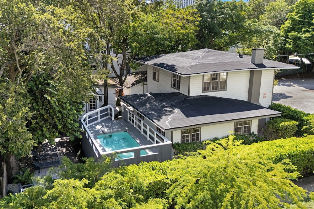 7BD Downtown Oasis Pool