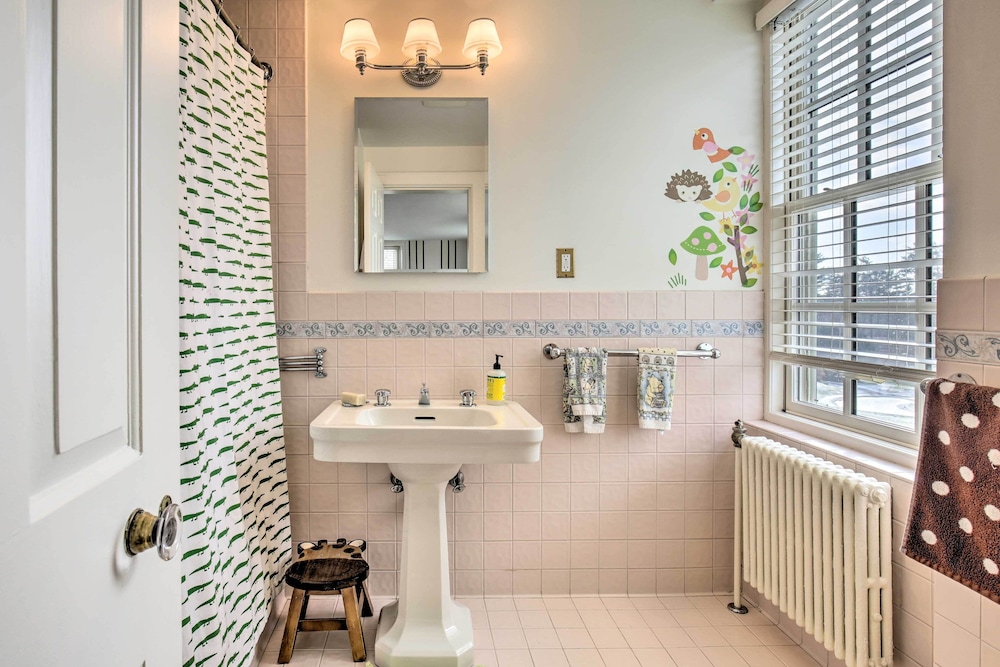 Spacious Estate w/ Courtyard: 2 Miles to Downtown!