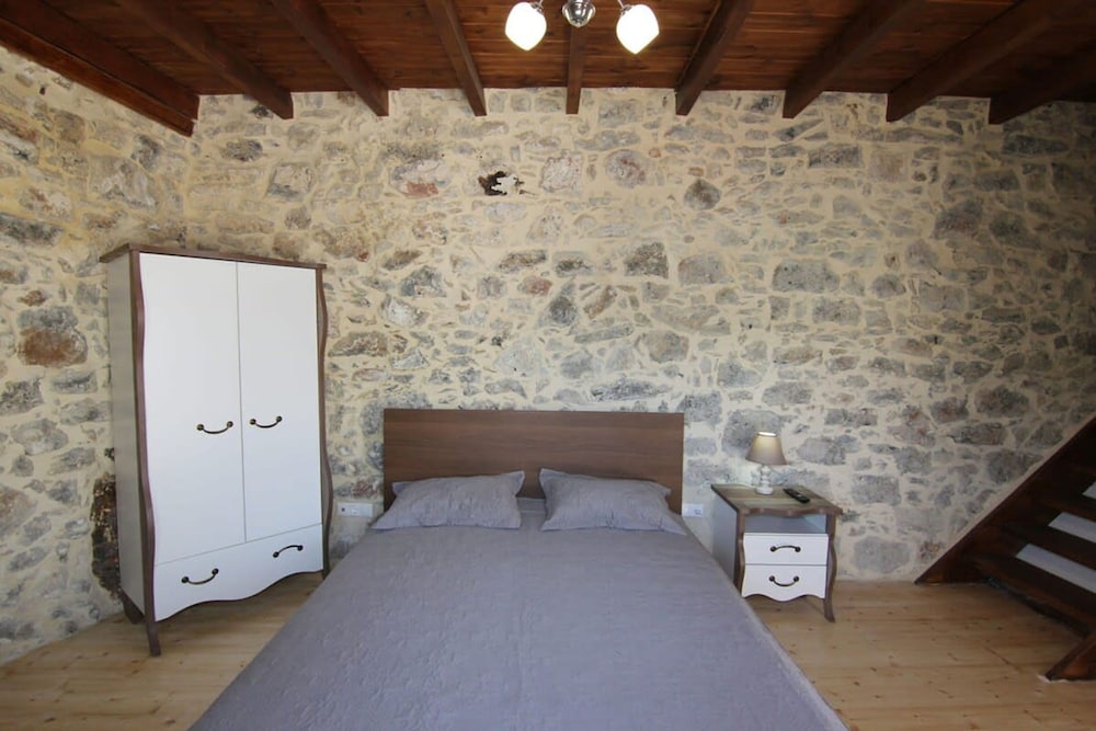Malia Stone Residence - Secluded Cozy Retreat