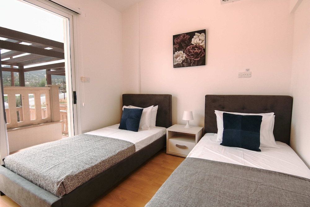 Phaedrus Living: Beachfront Villa Spiaggia