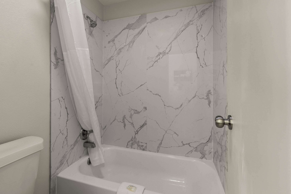 Monroe Vacations - Quality Inn - Property Image 11