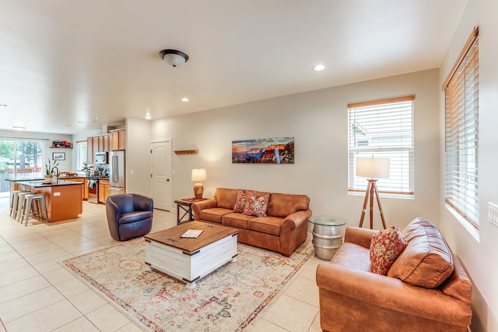 Walk to Flagstaff Urban Trails System: Cozy Home