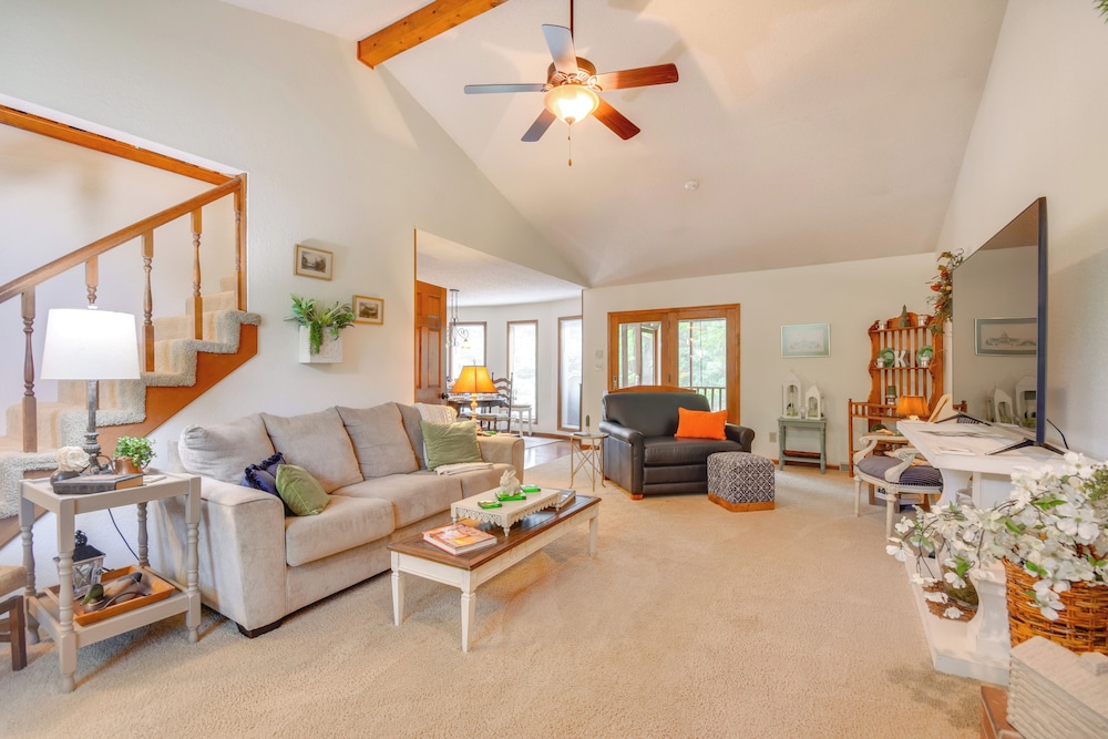 3 Mi to Dtwn Jefferson City: Family Home w/ Deck