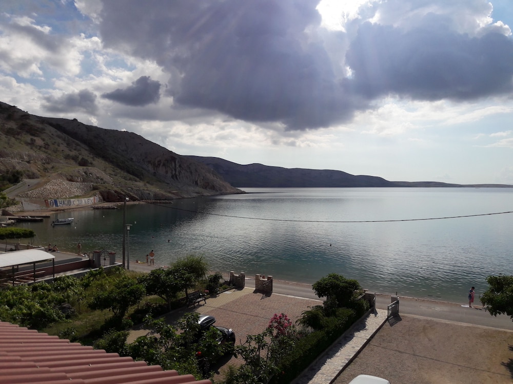 Apartments Metajna X