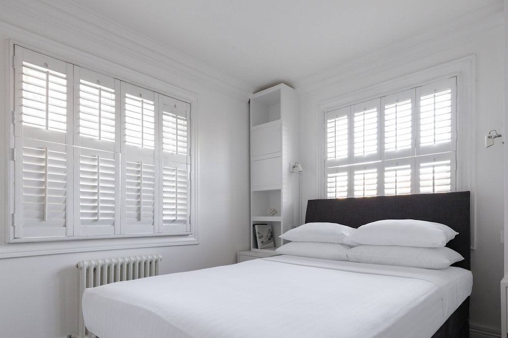 St Stephen's Gardens VII by Onefinestay