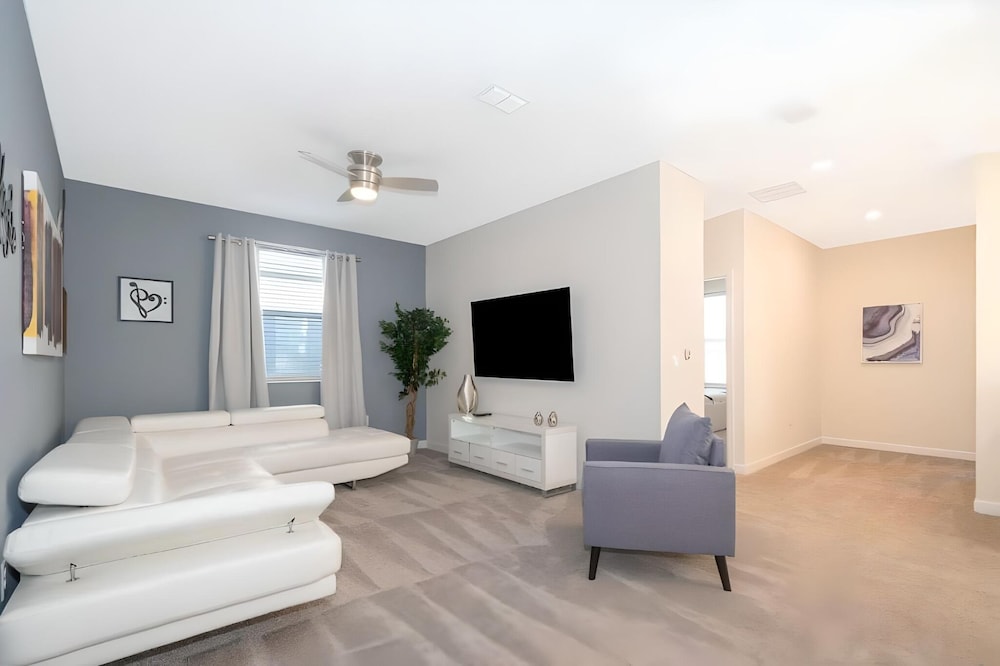 Sleeps 17 - Luxury 6bdhome With Pool Storey Lake