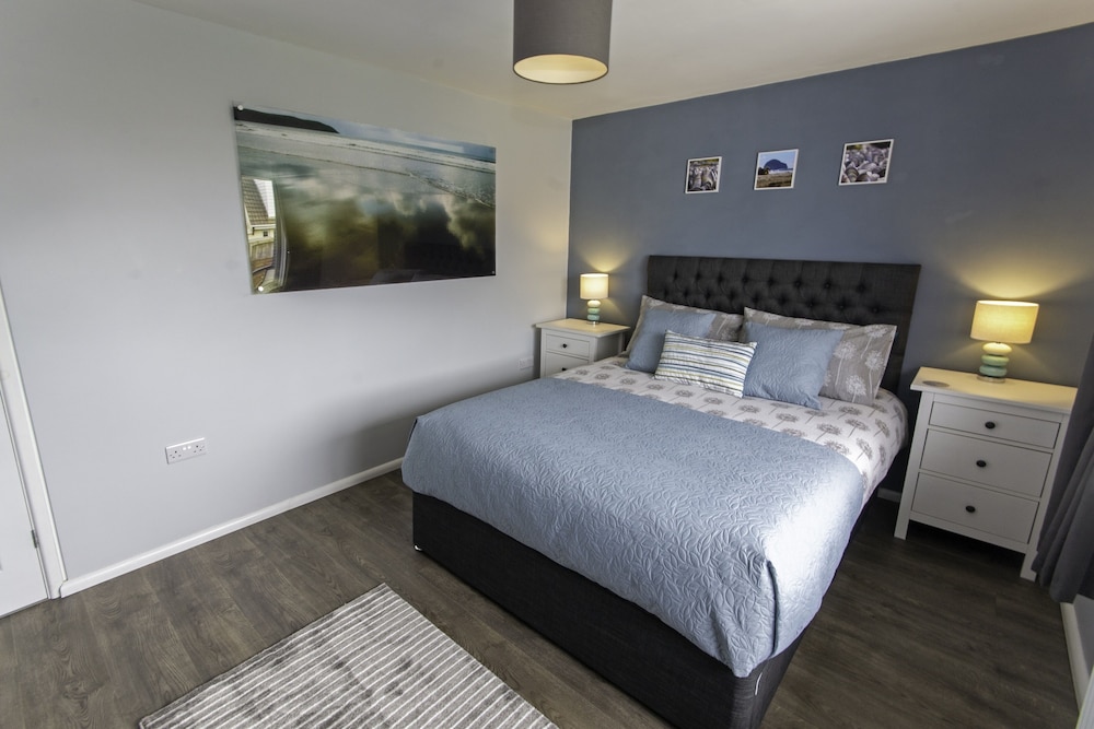 Sandbanks Sleeps 4 Beach Pass & 1 Dog view 2