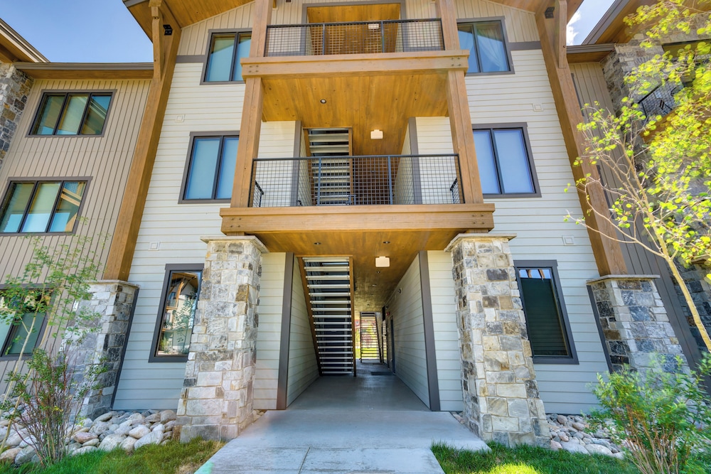 Modern Elk Creek Condo w/ Hot Tub & Heated Floors