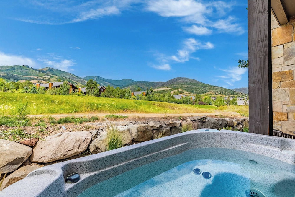 Slope Sight by Avantstay A+ Location w/ Hot Tub