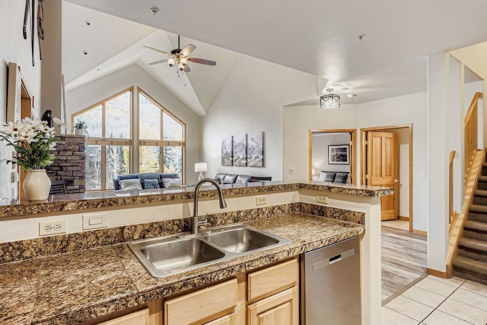 5094 Gateway 3 Bedroom Condo