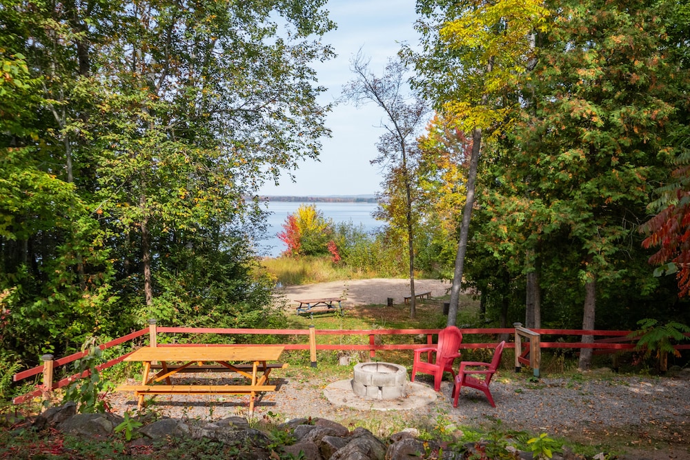 Lakepoint Cottage Resort