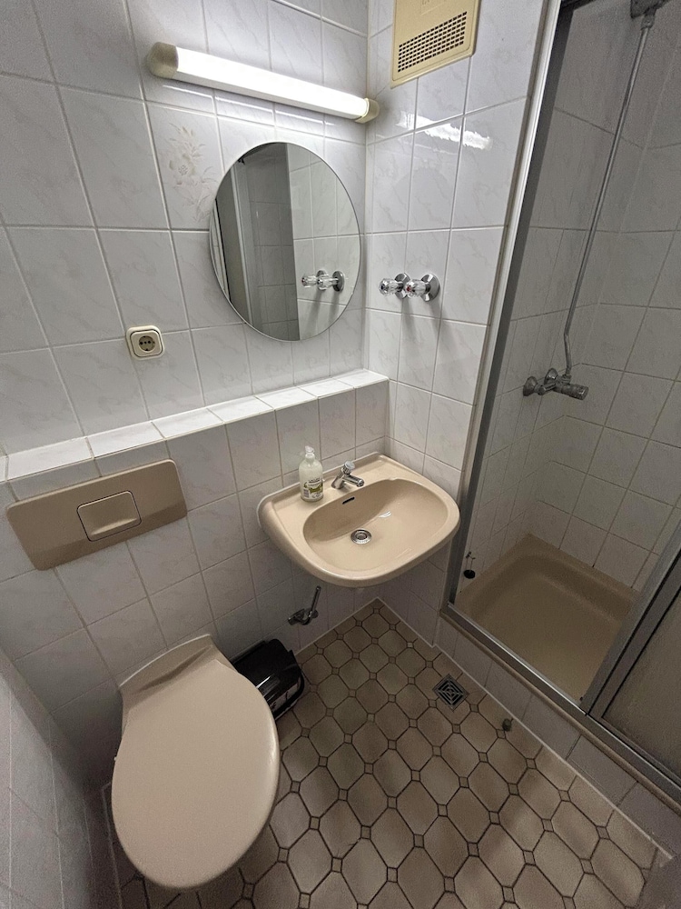 2-Rent Group Hostel Rooms AUB162