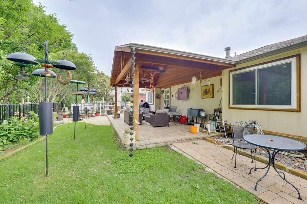 5 Mi to Lewisville Lake: Couple's Retreat w/ Yard