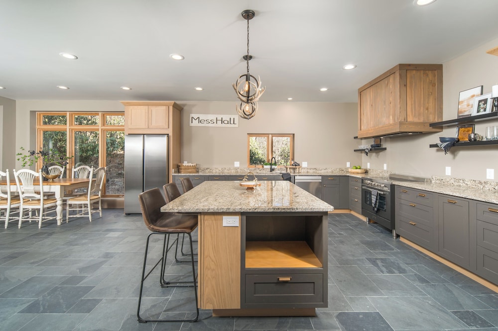 2 Mi to Beech Mtn Resort! 8,000-sq-ft Luxe Escape