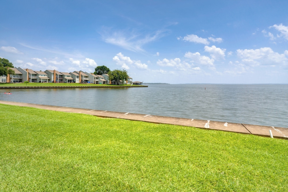 Boat & Fish: Gem w/ Water Views on Lake Livingston