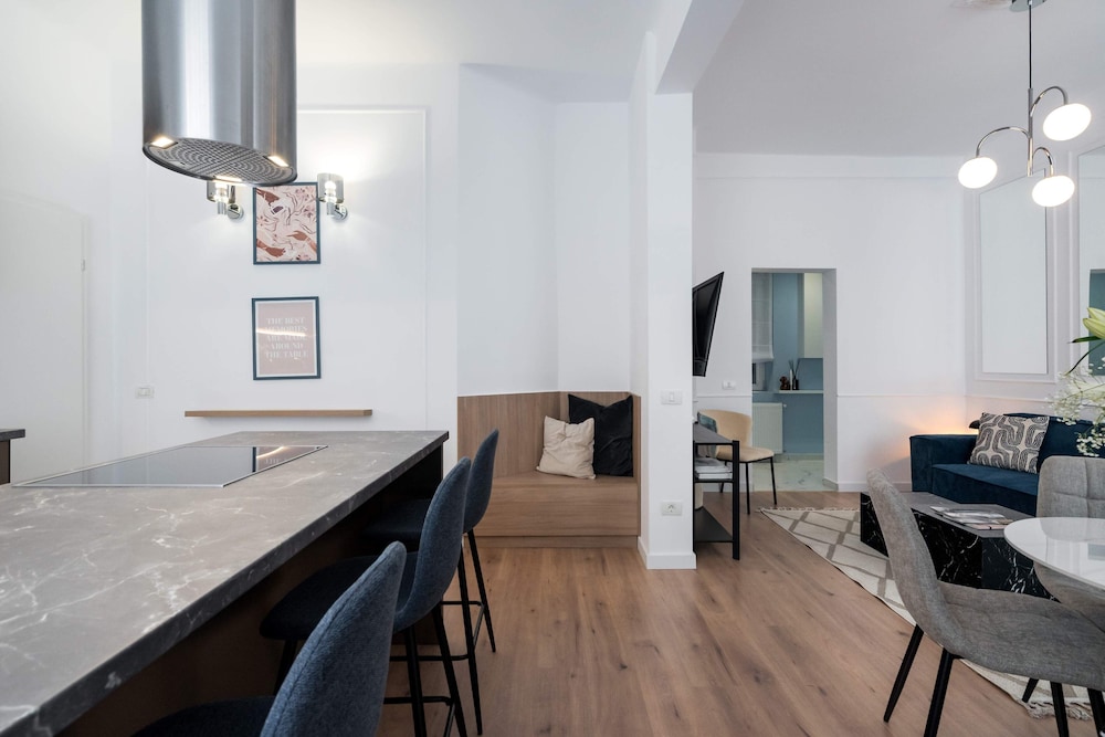 Elegant & Bright 2BR Condos - Steps from Old Town